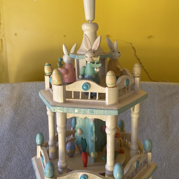 Vintage Lillian Vernon Easter carousel with fan and candles - Picture 4 of 12